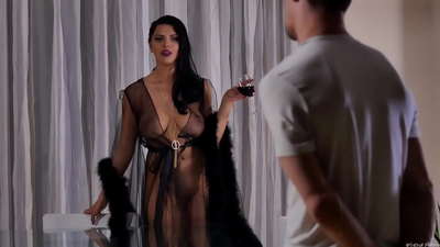 ስሉት ኪራ ንግስት ጎረቤቷን ለሻይ ጋበዘች እና በእራት ጠረጴዛው ላይ ደበደበችው